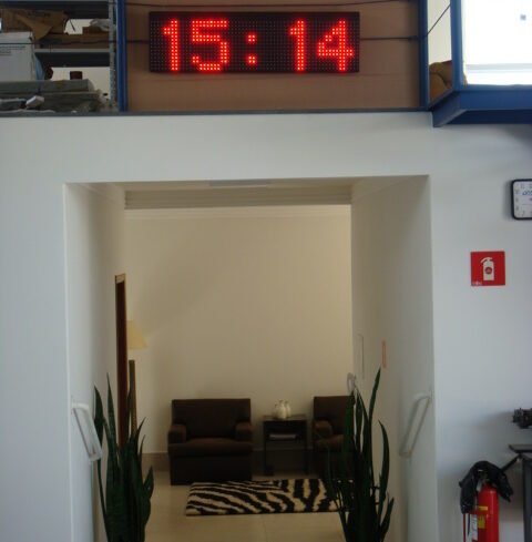 relógio na fábrica conheça a SIMON